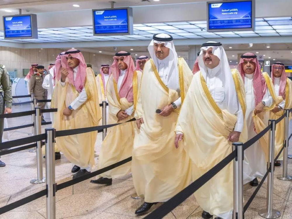 تدشين البوابات الإلكترونية بمطار الملك فهد الدولي