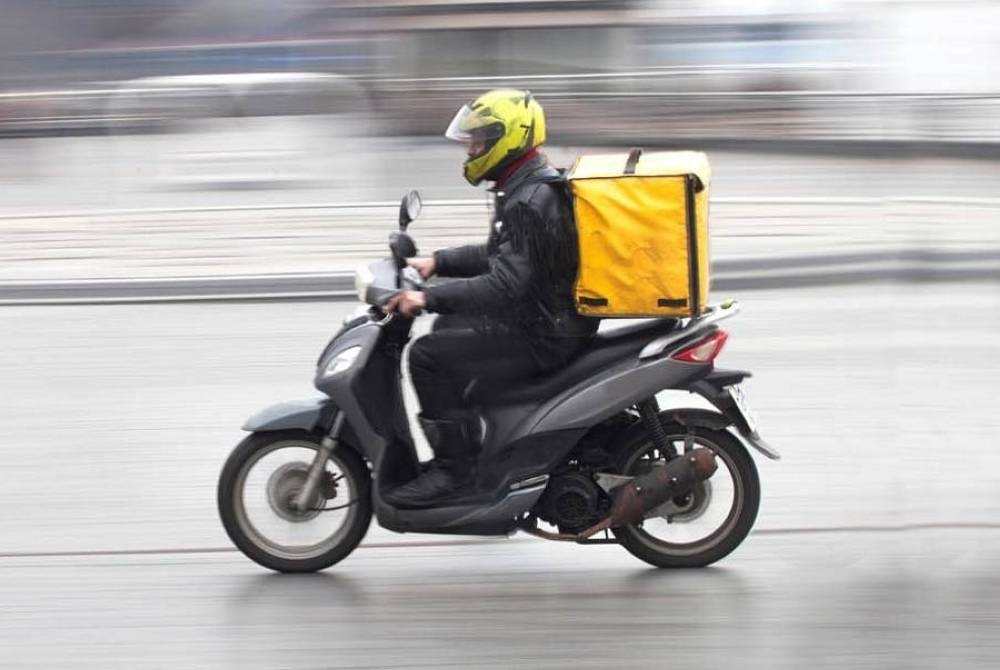 دراسة لوائح توصيل الطلبات ونقل البضائع بالدراجات الآلية