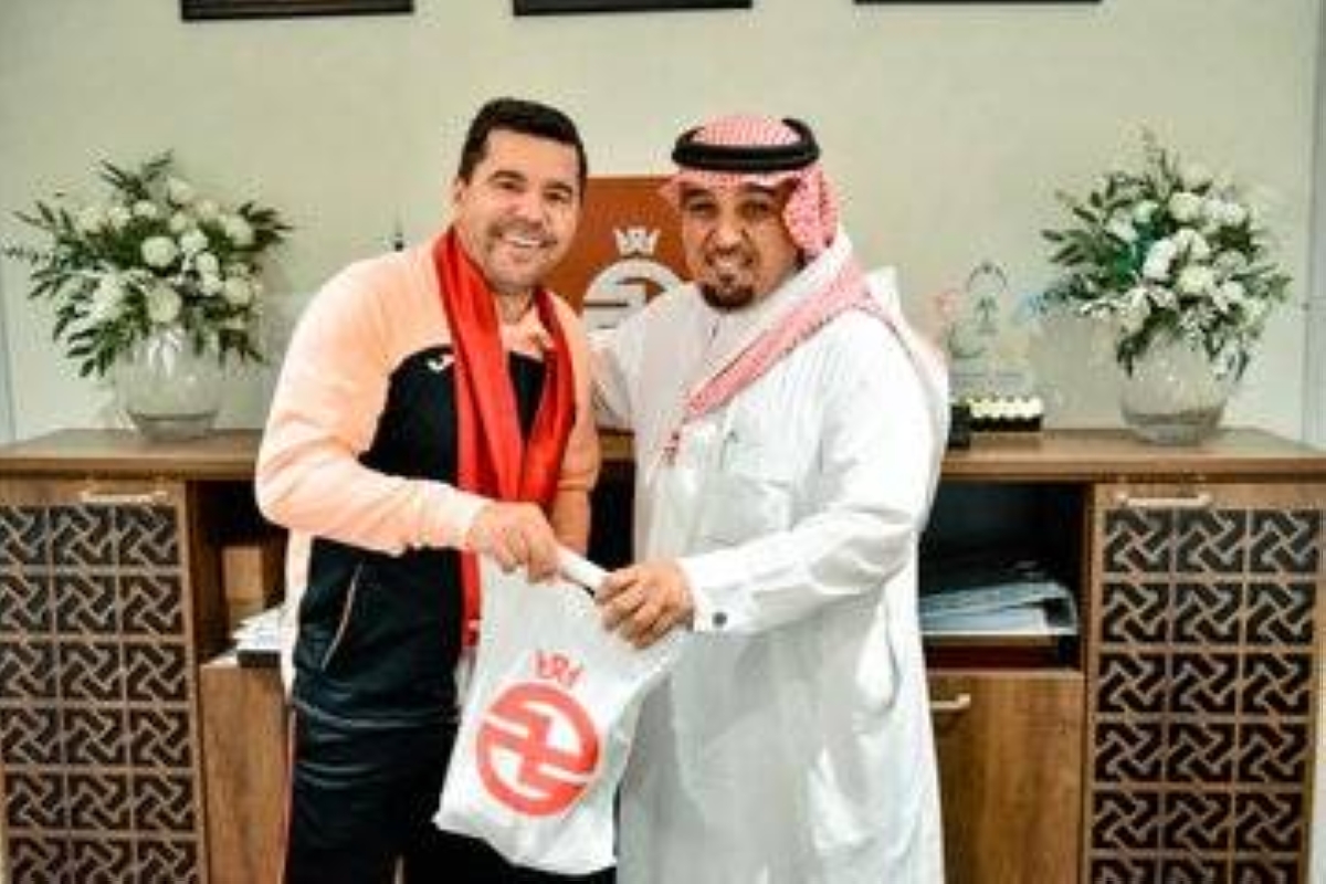 الخلود ينهي عقد المدرب الروماني كوزمين كونترا بالتراضي