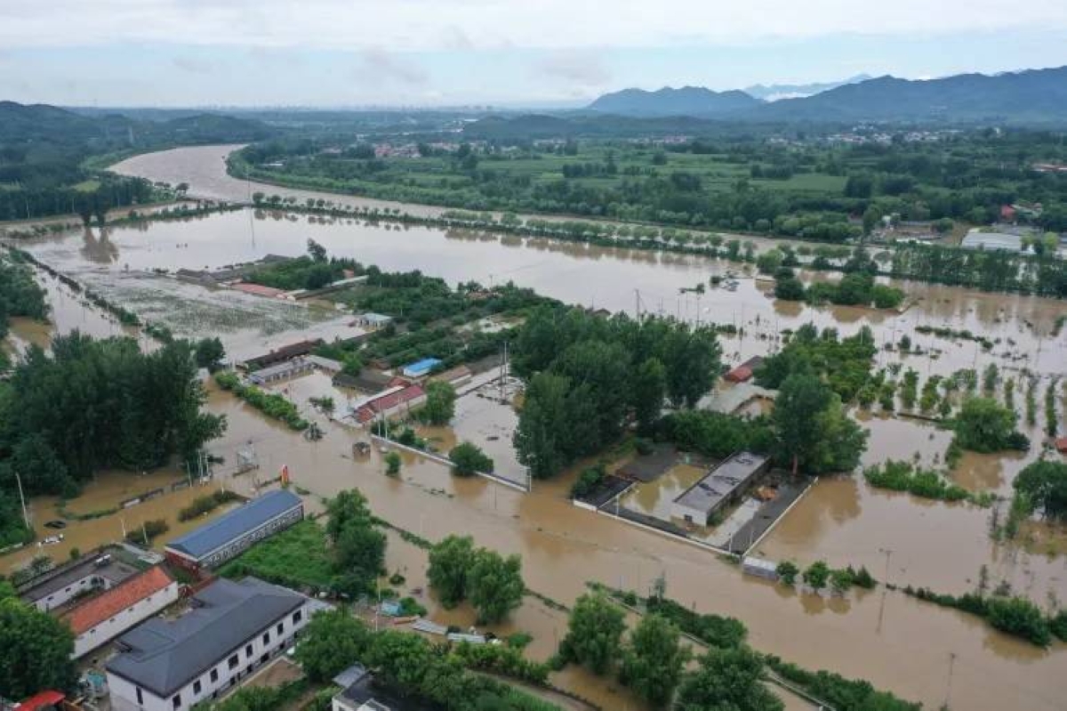 أمطار غزيرة في بكين: وفاة 30 وإجلاء 80 ألف شخص