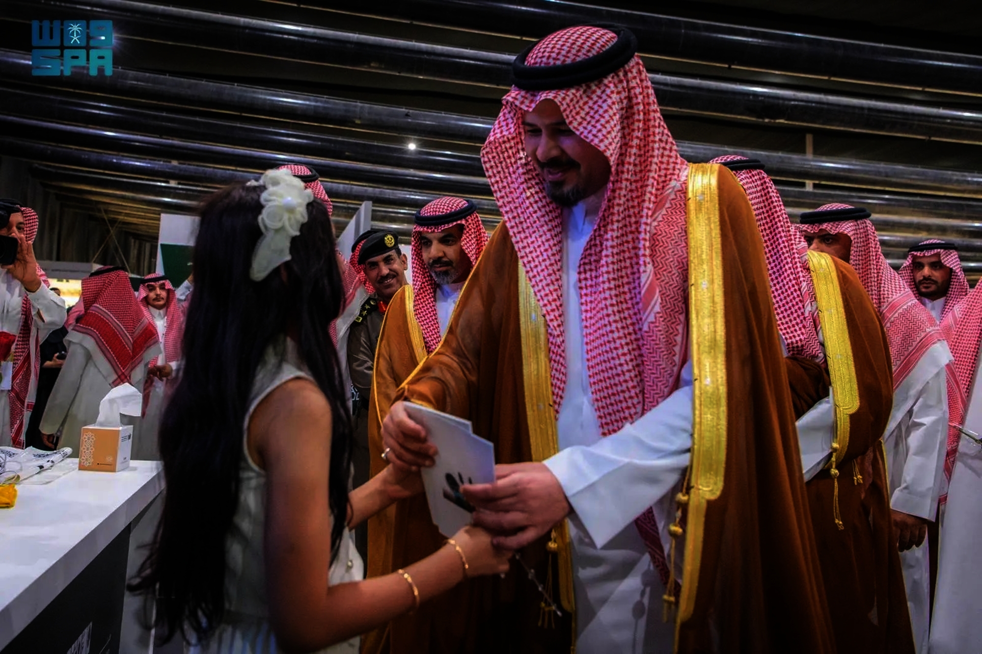 زيارة أمير المدينة لمعرض الكتاب: إشادة بالمكانة الثقافية