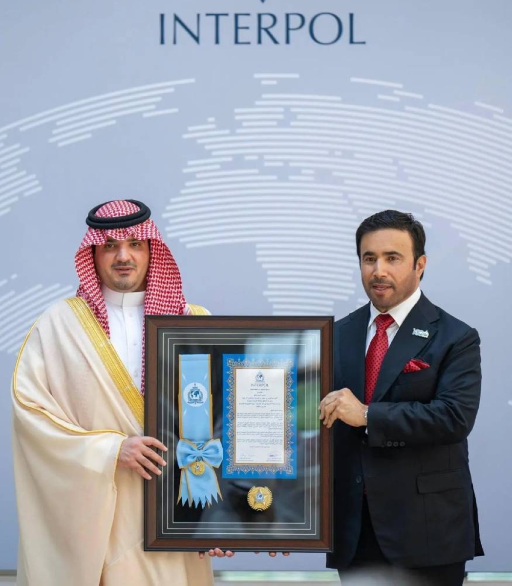 وزير الداخلية يتلقى وسام الإنتربول من الطبقة العليا