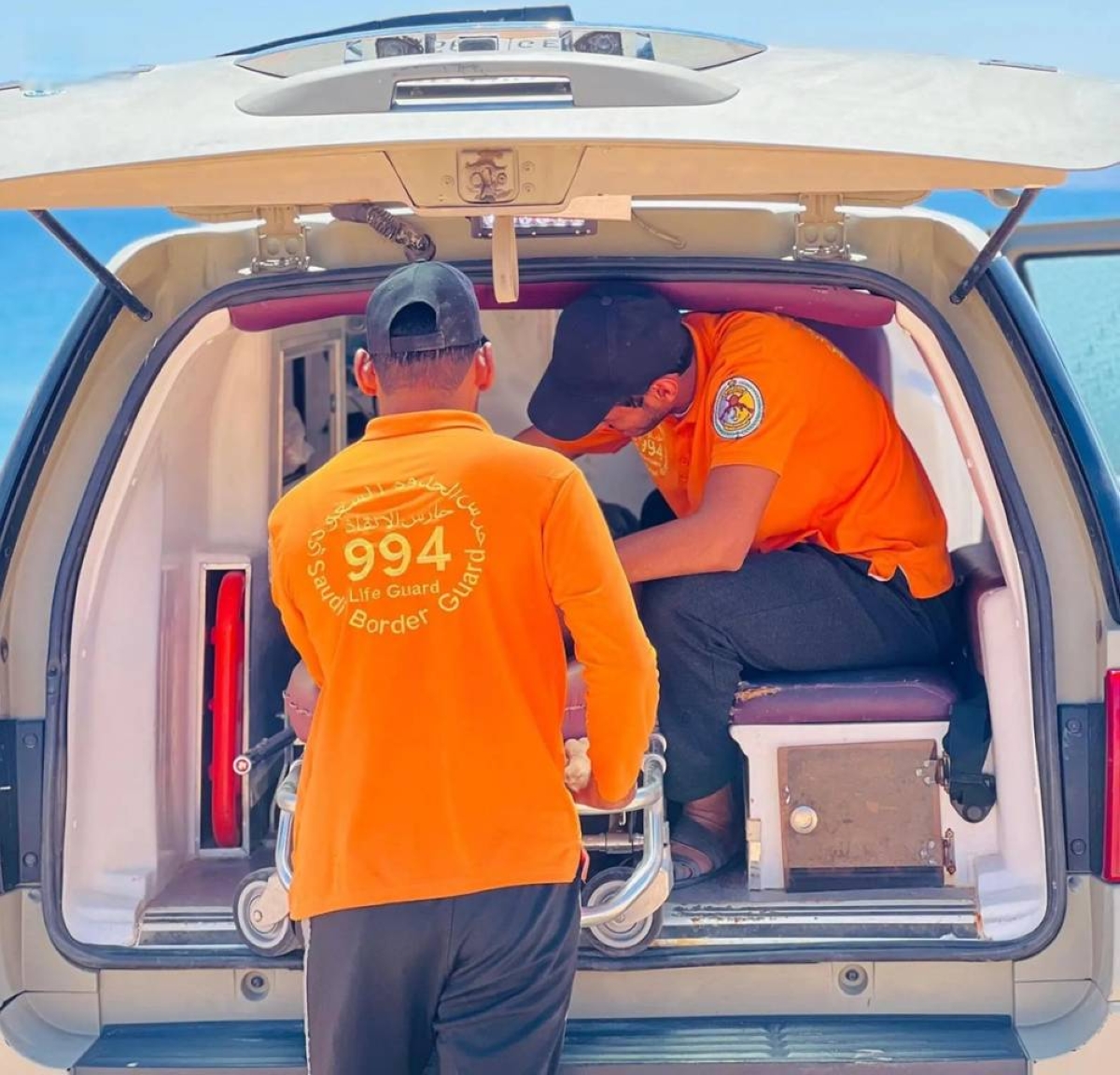 إنقاذ 3 مواطنين من الغرق في تبوك أثناء السباحة