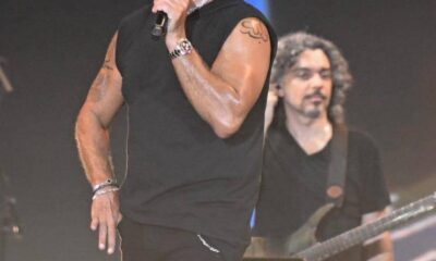 عمرو دياب يفاجئ جمهوره بهدايا مميزة في حفل العلمين