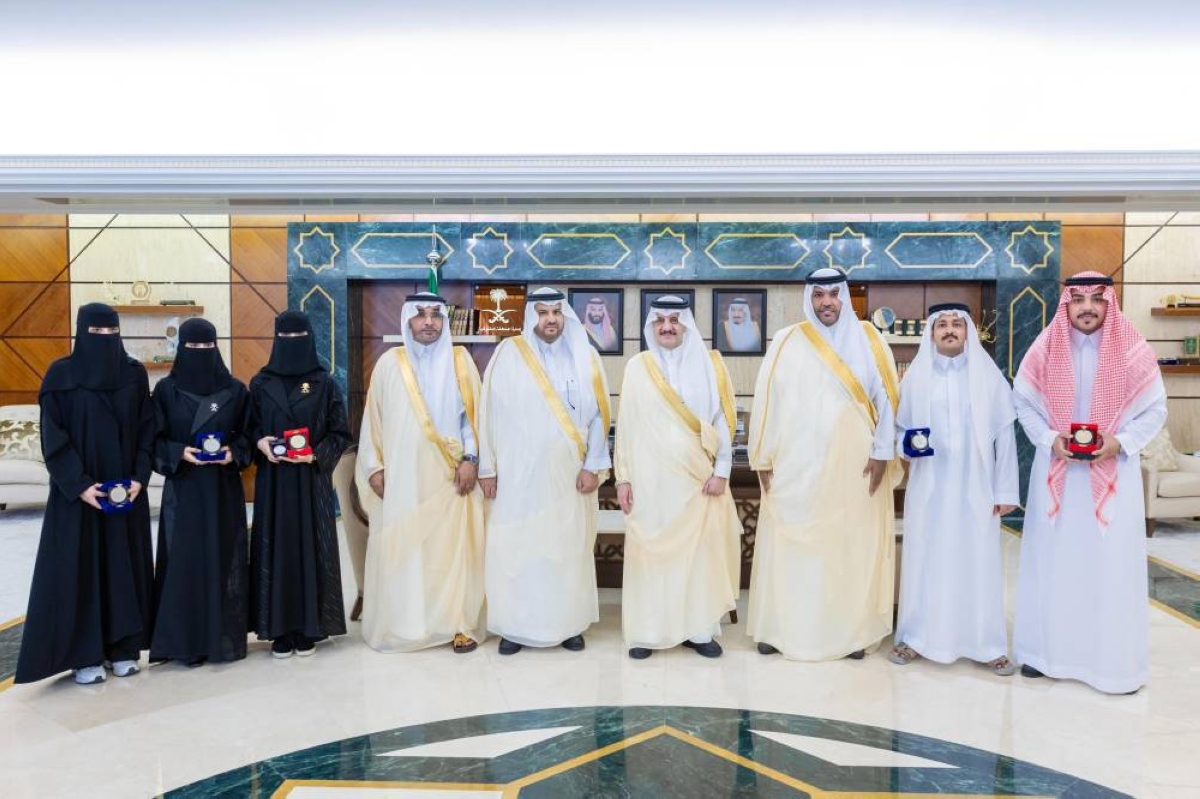 أمير الشرقية يكرم رئيس جامعة حفر الباطن وطلاب الجوائز الدولية