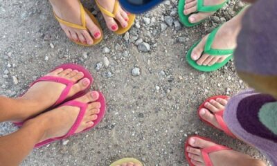 "الـ Flip-Flops: من الشاطئ إلى أيقونة الأناقة الصيفية"
