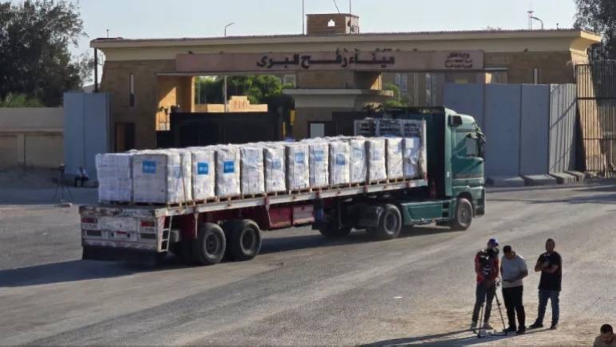 قصف مقر الهلال الأحمر بغزة وإسرائيل تمنع المساعدات