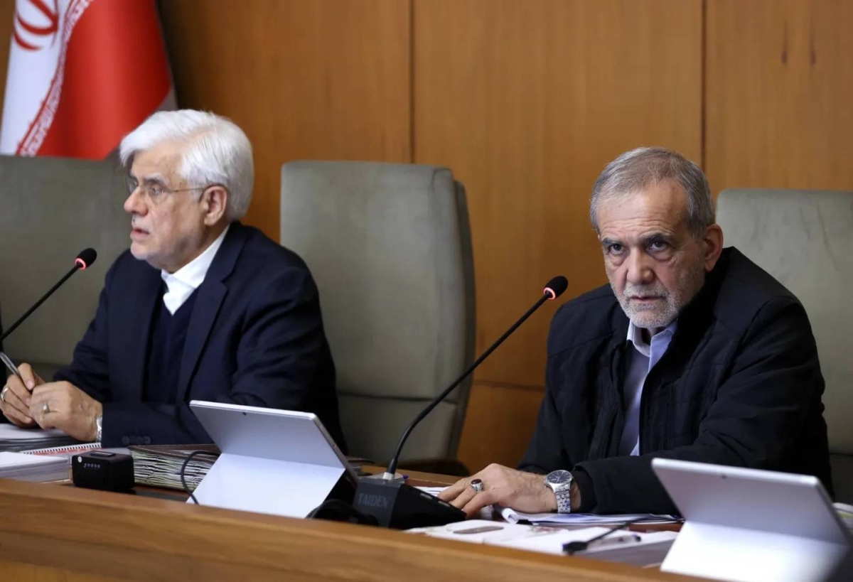 إيران تُنشئ مجلس دفاع وطني بقيادة بزشكيان