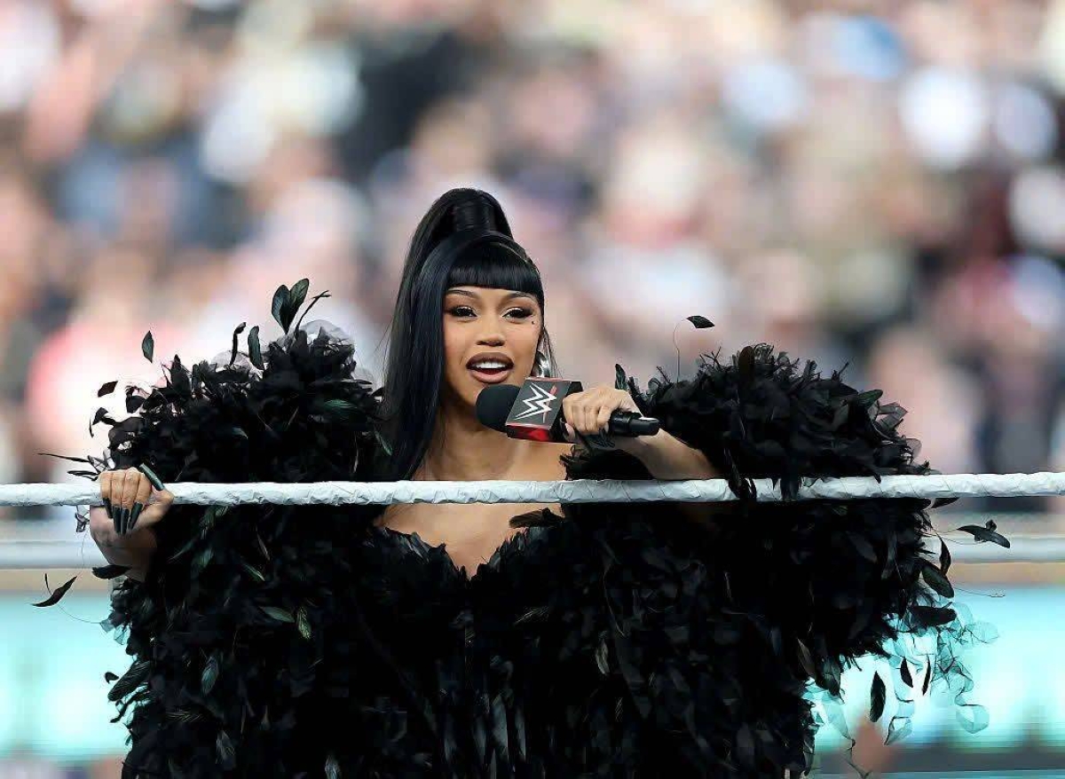 كاردبي تتألق بفستان ريش أسود في WWE SummerSlam