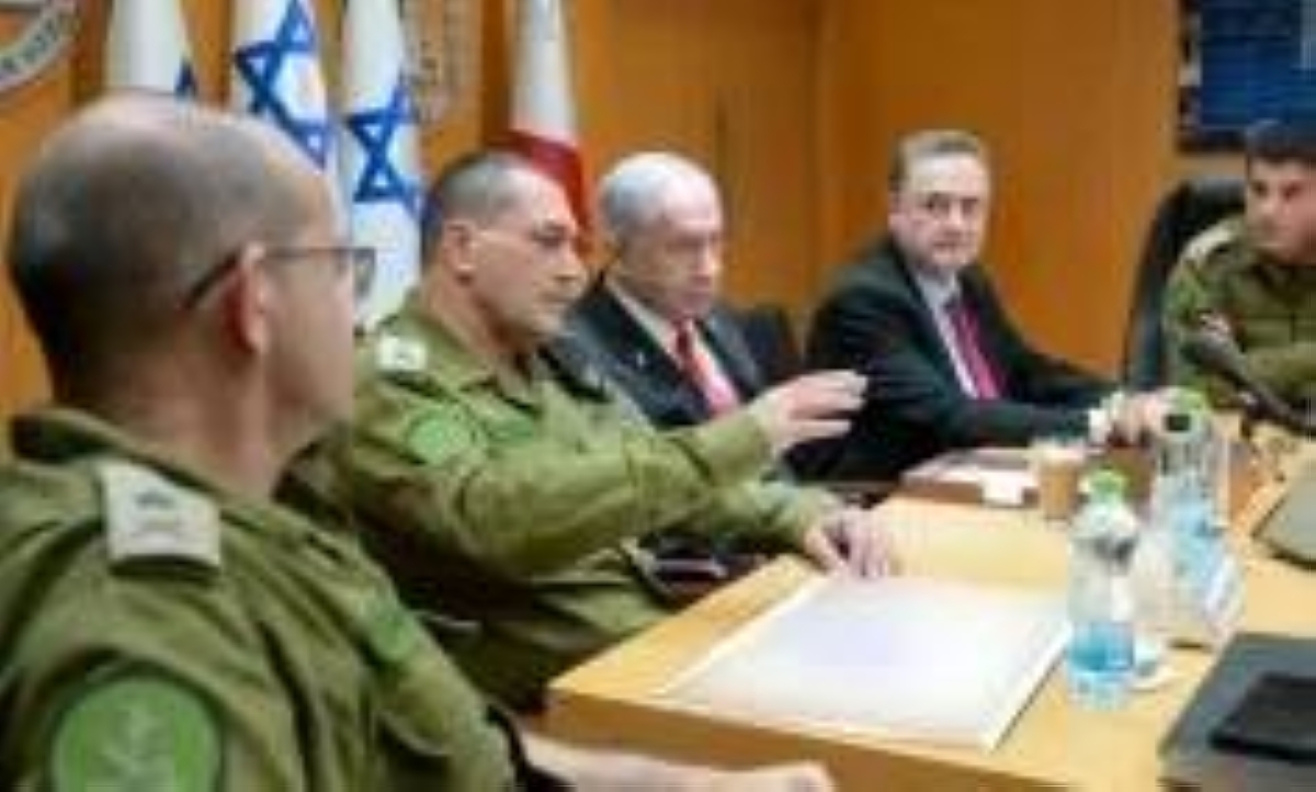 احتجاجات تل أبيب: خلاف نتنياهو والجيش بسبب غزة