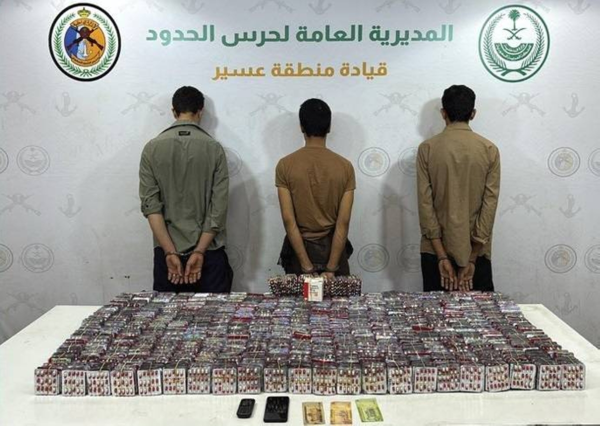 القبض على 3 مهربين بعسير وضبط 43,905 قرص طبي ممنوع