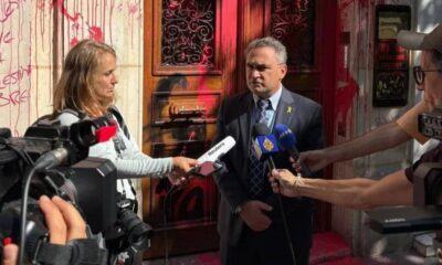 مجهولون يطلون طائرة إسرائيلية في باريس باللون الأحمر