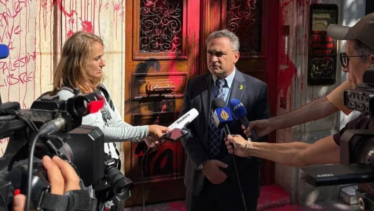 مجهولون يطلون طائرة إسرائيلية في باريس باللون الأحمر