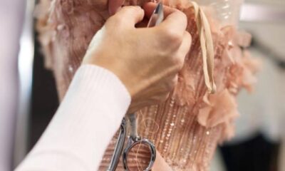 الفن اليدوي يتألق في عروض الأزياء العالمية