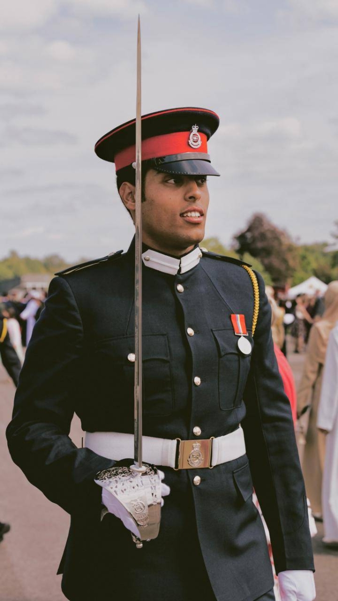 الأمير سعود بن محمد يتسلم سيف الشرف من ساندهيرست