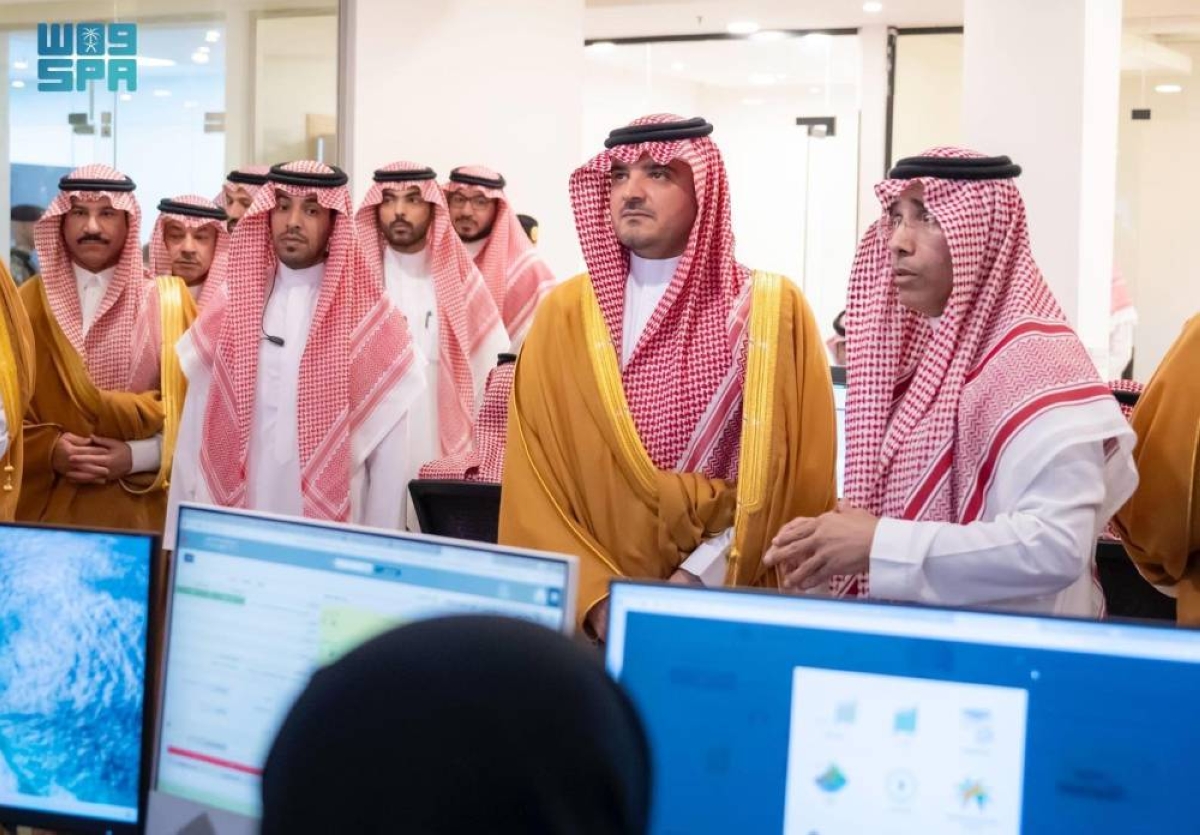 عبدالعزيز بن سعود يراجع تقدم وكالة الأحوال المدنية