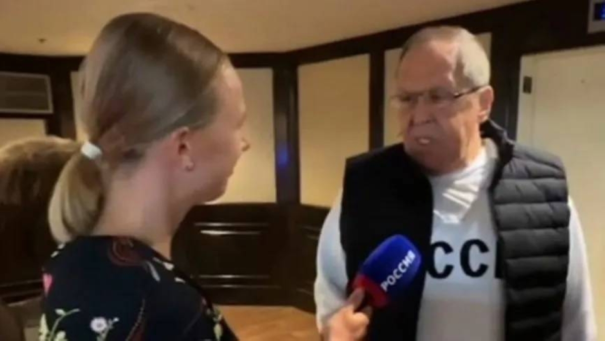 قميص وزير الخارجية الروسي بشعار الاتحاد السوفيتي يثير الجدل