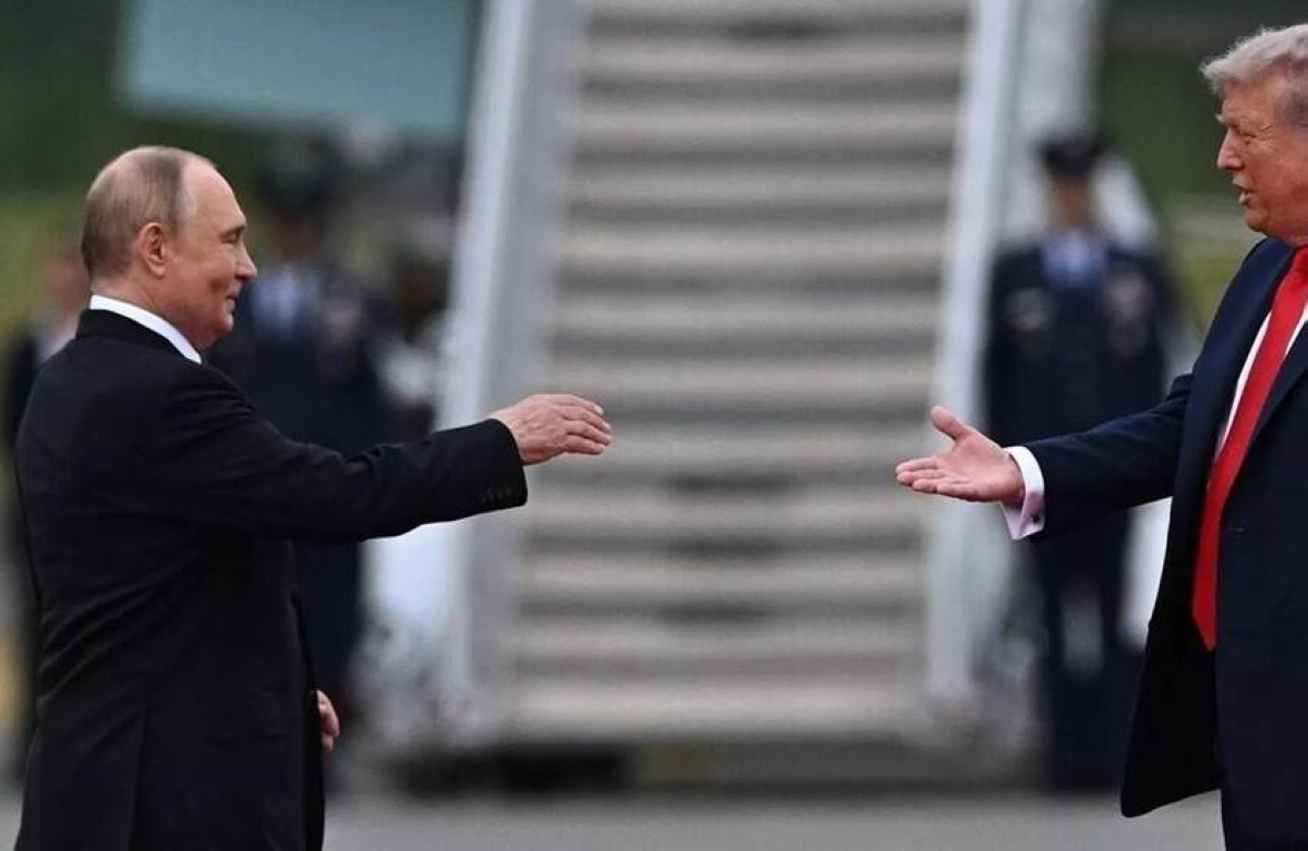 لقاء ترمب وبوتين: تفاصيل الحوار على السجادة الحمراء