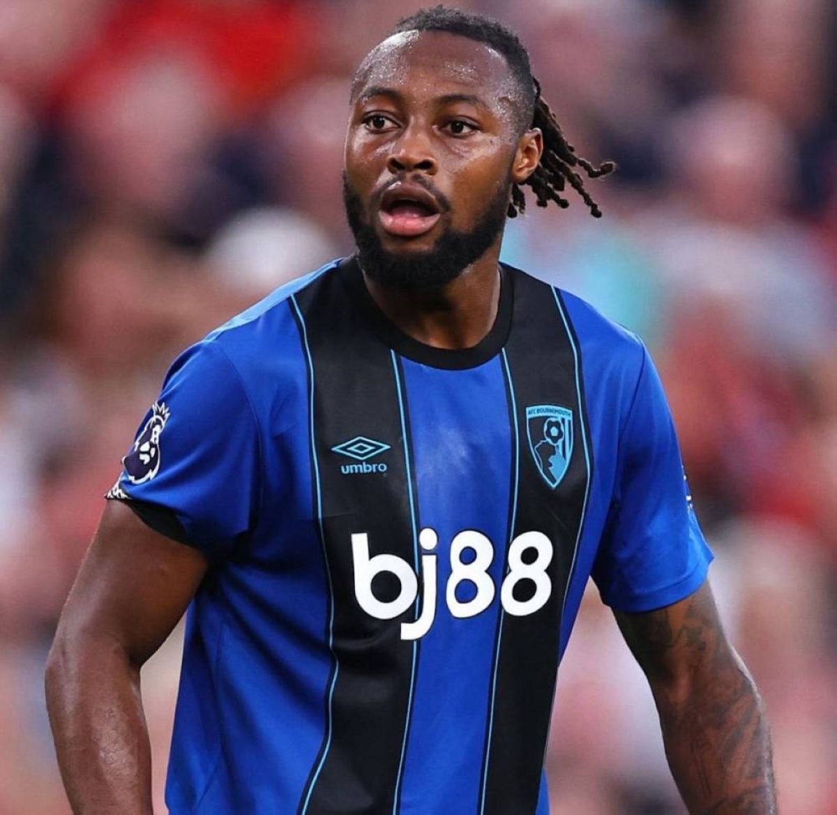 تحقيق شامل في إساءة عنصرية بالدوري الإنجليزي الممتاز