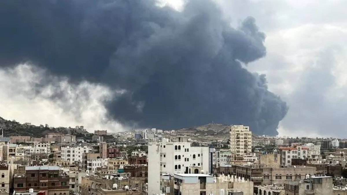 إسرائيل تستهدف مواقع الطاقة الحوثية بصواريخ بحرية