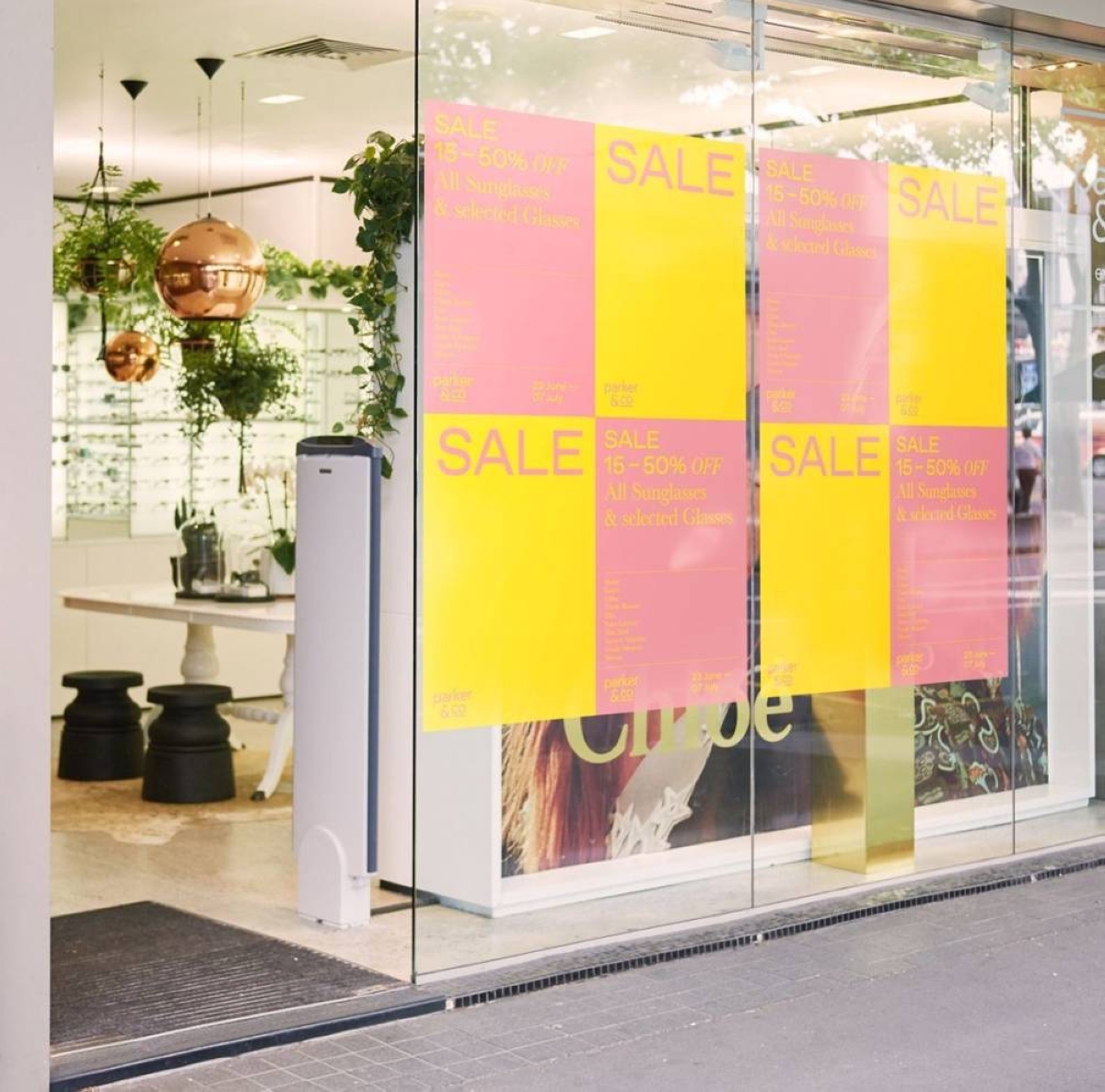 انخفاض أسعار الماركات الفاخرة يغير سوق الموضة