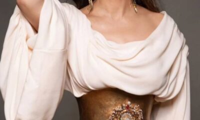 أصالة نصري تتألق بالأزرق الملكي والكورسيه الذهبي