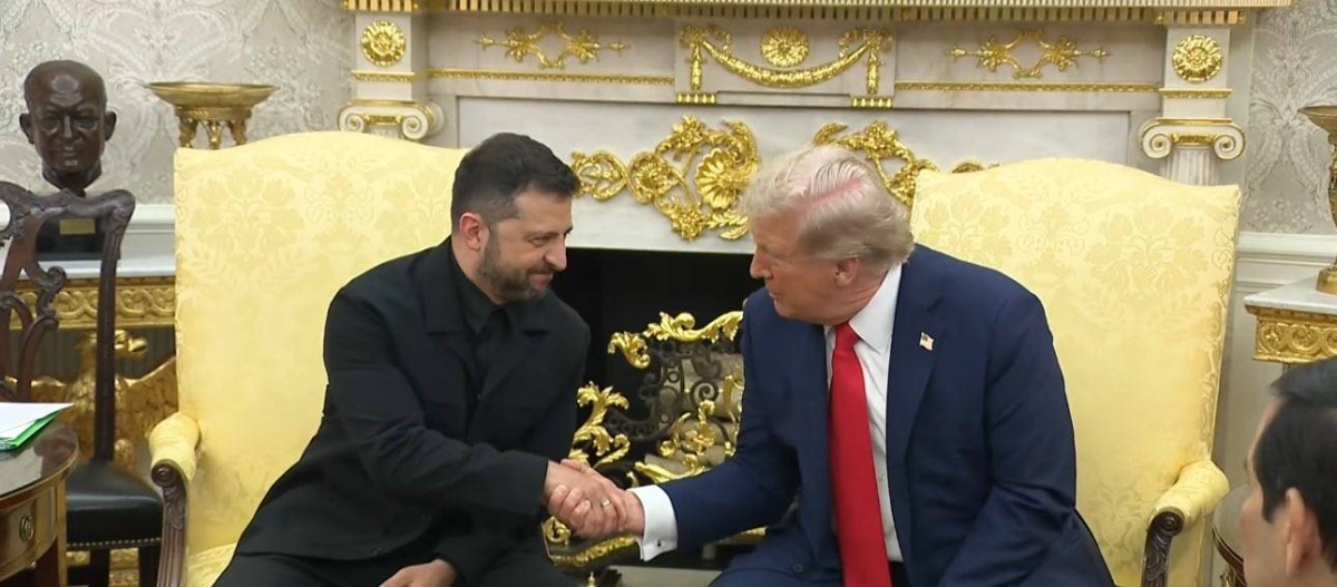 بدلة زيلينسكي تثير الجدل وتحرج صحفياً بذكاء