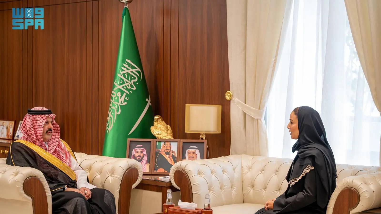 أمير حائل يلتقي خبيرة جراحة العظام بمستشفى الملك عبد الله