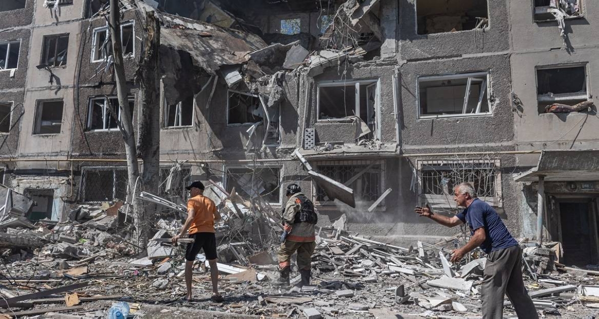 روسيا تستهدف ميناء وأوكرانيا تتهمها بقصف مدني