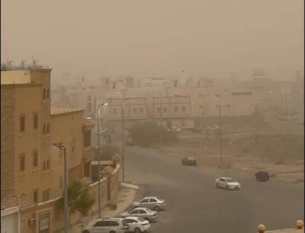 أمطار غزيرة في مكة وغبار كثيف يجتاح جدة