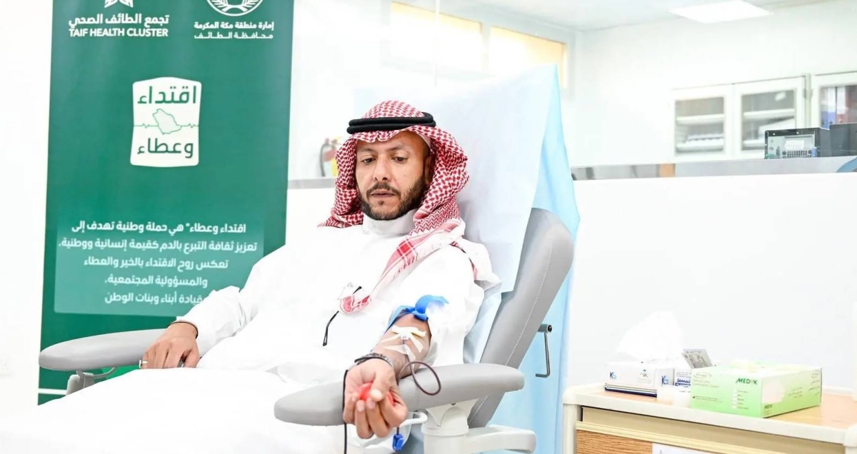 محافظ الطائف يشارك في الحملة الوطنية للتبرع بالدم