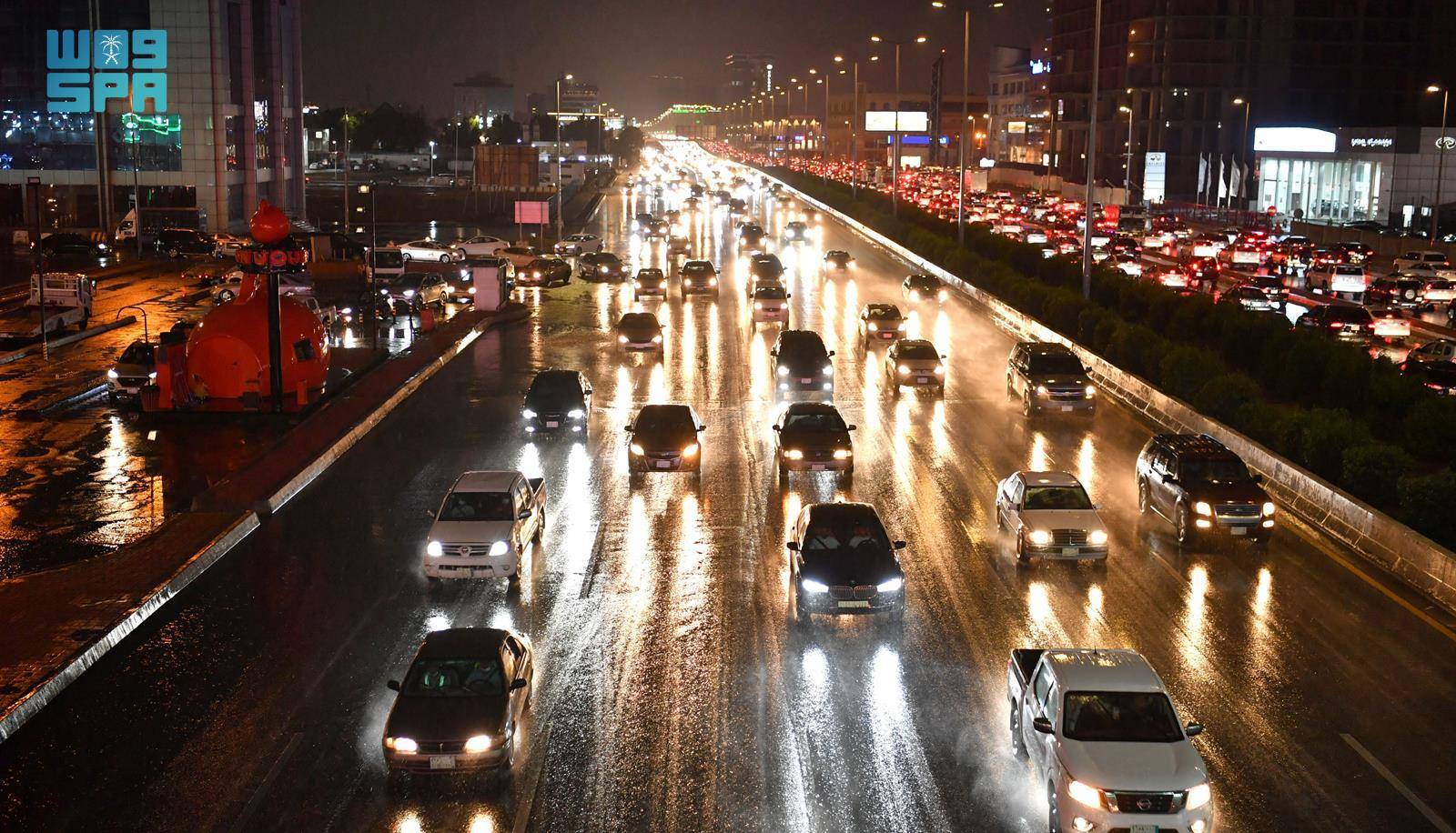 أمطار غزيرة تضرب جدة وبحرة و3 محافظات حتى 11 مساءً