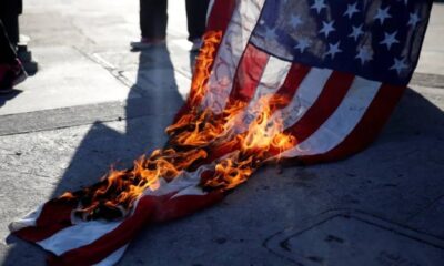 أمريكي يحرق العلم بعد قرار ترمب بمنع تدنيسه