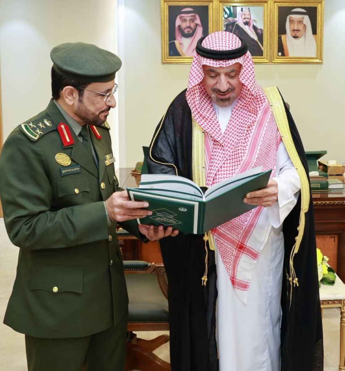 أمير نجران يستعرض تقرير جوازات المنطقة: إنجازات وأعمال