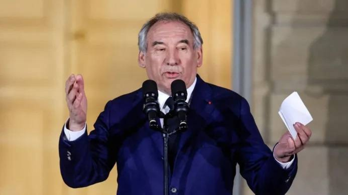 فرنسا تواجه أزمة سياسية جديدة: تفاصيل وتداعيات