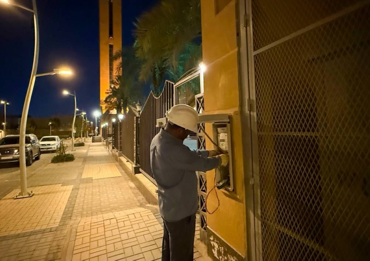 مدرسة خيرية بالرياض تستغل كهرباء المسجد وتستولي على ممره