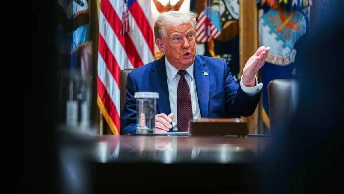 ترمب يهدد روسيا بحرب اقتصادية ويشكك في براءة زيلينسكي