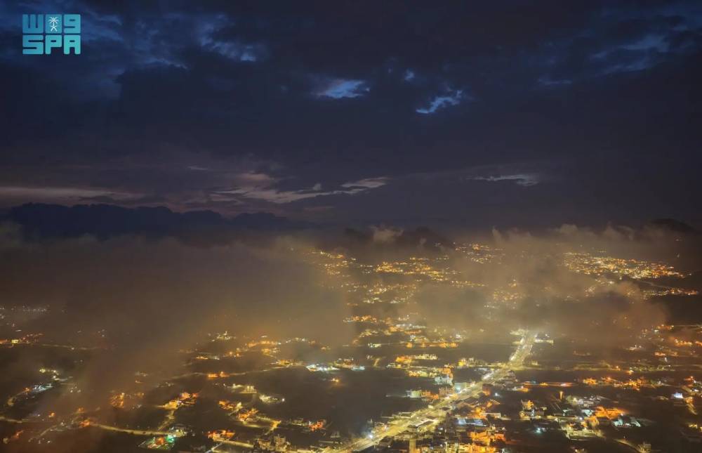 مناظر السروات: أضواء الشوارع والضباب في لوحة طبيعية