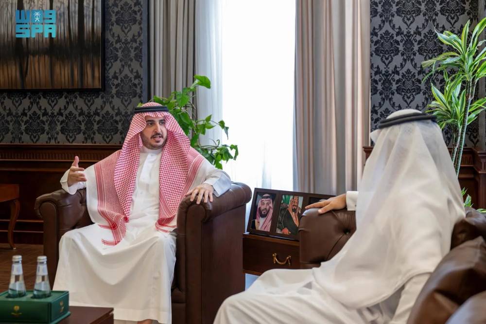 فيصل بن نواف يكرم مبتكر أكبر جدارية في المملكة