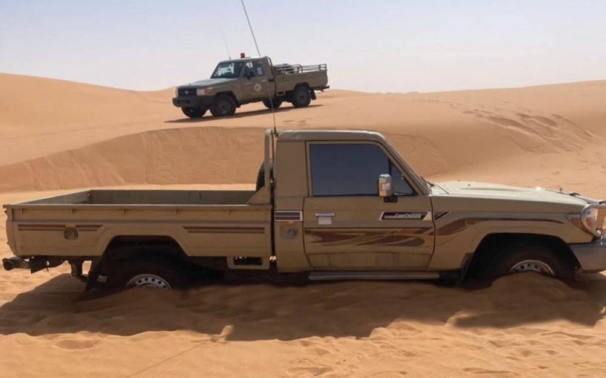 حرس الحدود بشرورة ينقذ 4 أشخاص من مركبة عالقة بالرمال