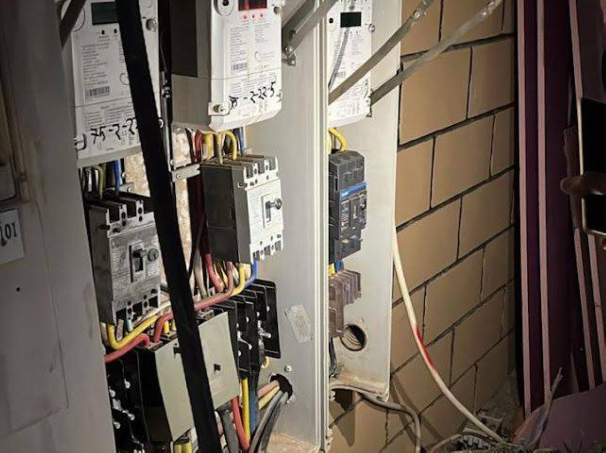 اختلاس كهرباء مسجد لتشغيل سوق وغرف عمالة ومزرعة