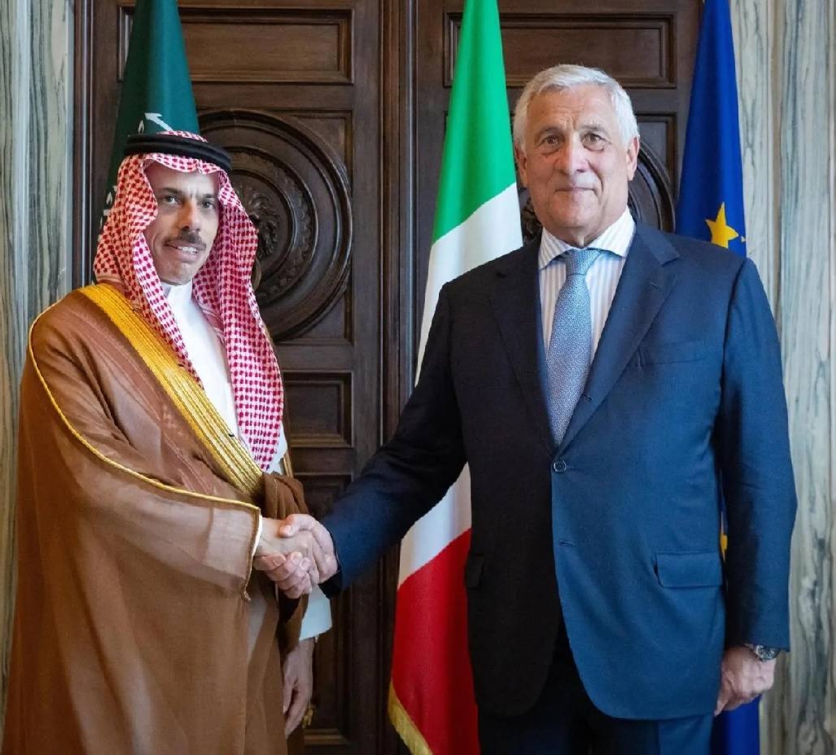 جلسة مباحثات رسمية بين وزيري خارجية إيطاليا و[اسم الدولة]