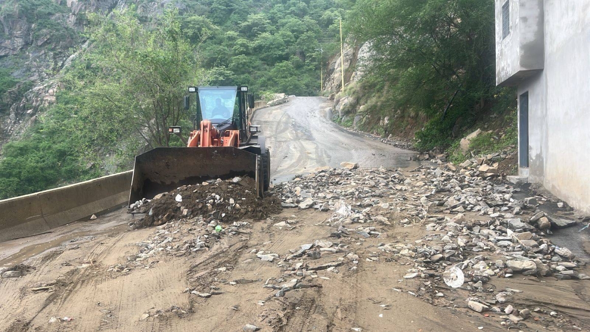 بلدية فيفاء تفتح الطرق وتزيل آثار السيول والأمطار