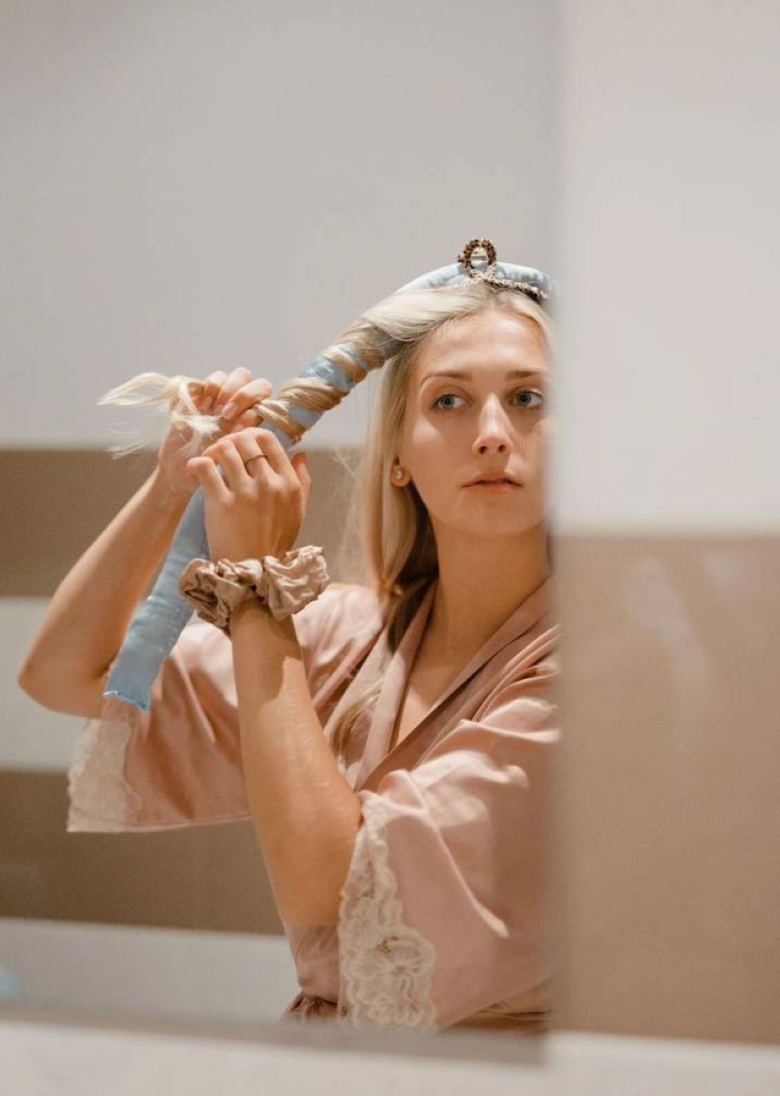 تسريح الشعر بدون حرارة: 3 طرق آمنة للحفاظ على صحته