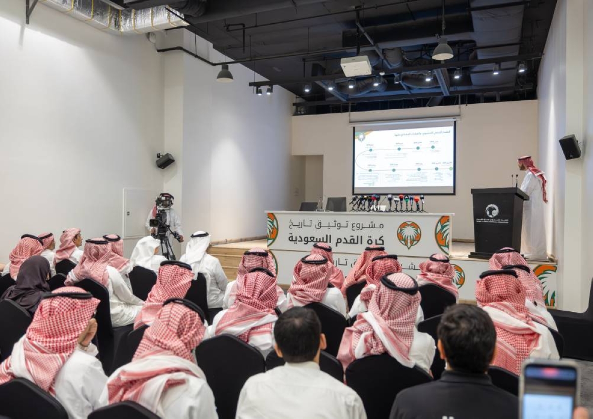 آل خليفة يهنئ المسحل على توثيق تاريخ كرة القدم السعودية