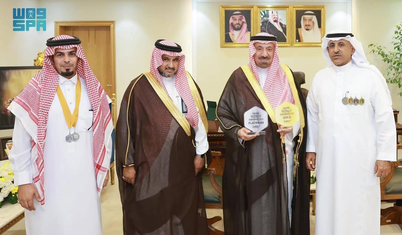 أمير نجران يكرم نحالي العسل الفائزين بجوائز باريس ولندن