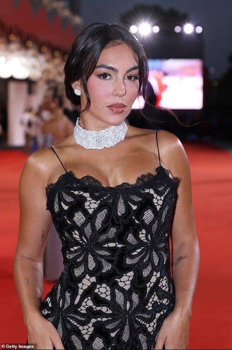 جورجينا تتألق بفستان روبيرتو كفالي في مهرجان كان