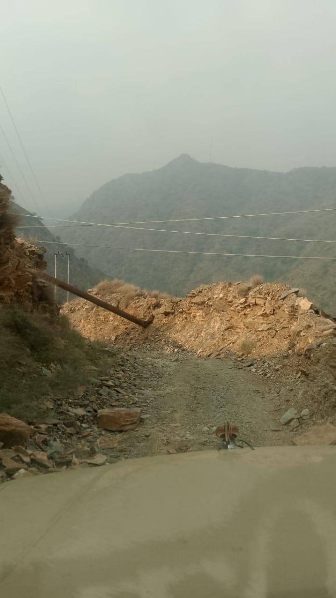 سيول وانهيارات جبل المعادي تعزل القرى والأهالي يستغيثون