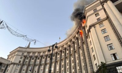 زيلينسكي يتهم روسيا بقصف مبانٍ سكنية رغم النفي الروسي