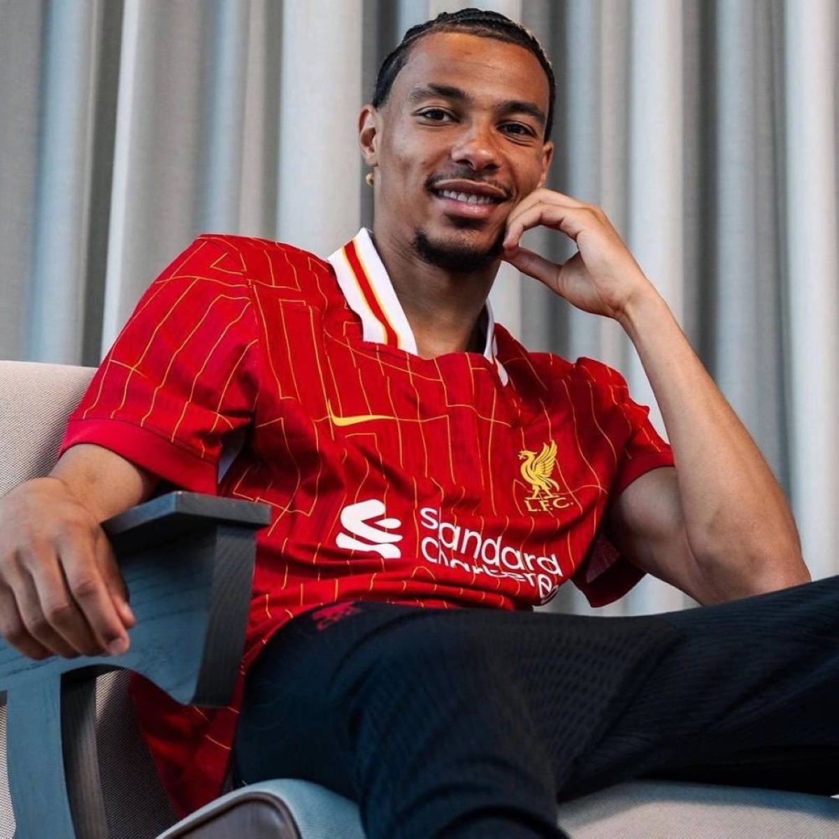 إيكيتيكي يتحدى إيزاك في منافسة ليفربول المثيرة